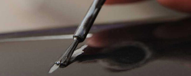 Kratzer am Auto mit Lackstift ausbessern